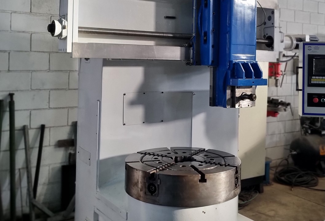 Torno Vertical CNC TOS com Curso de 820mm x 520mm para Usinagem de Alta Precisão - Máquina Usada e Revisada