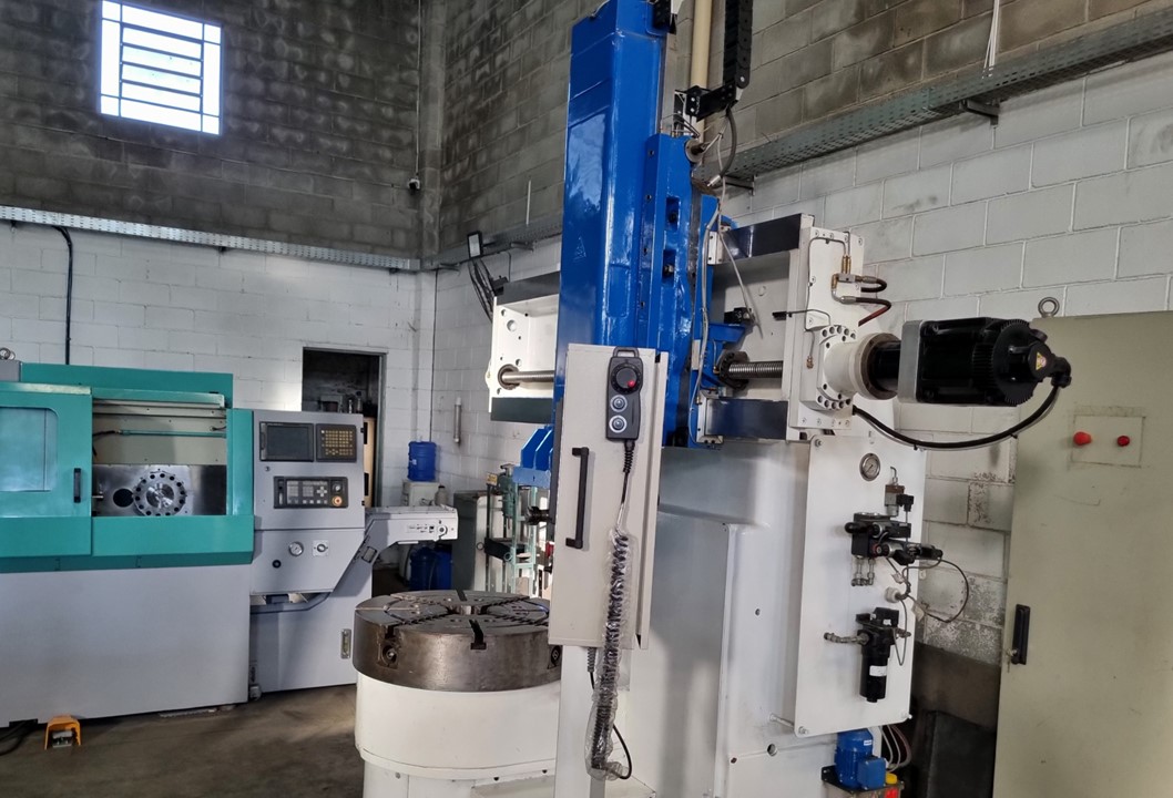 Máquina Torno Vertical CNC TOS com Curso de 820mm x 520mm para Usinagem de Alta Precisão - Máquina Usada,, Usado e Revisada
